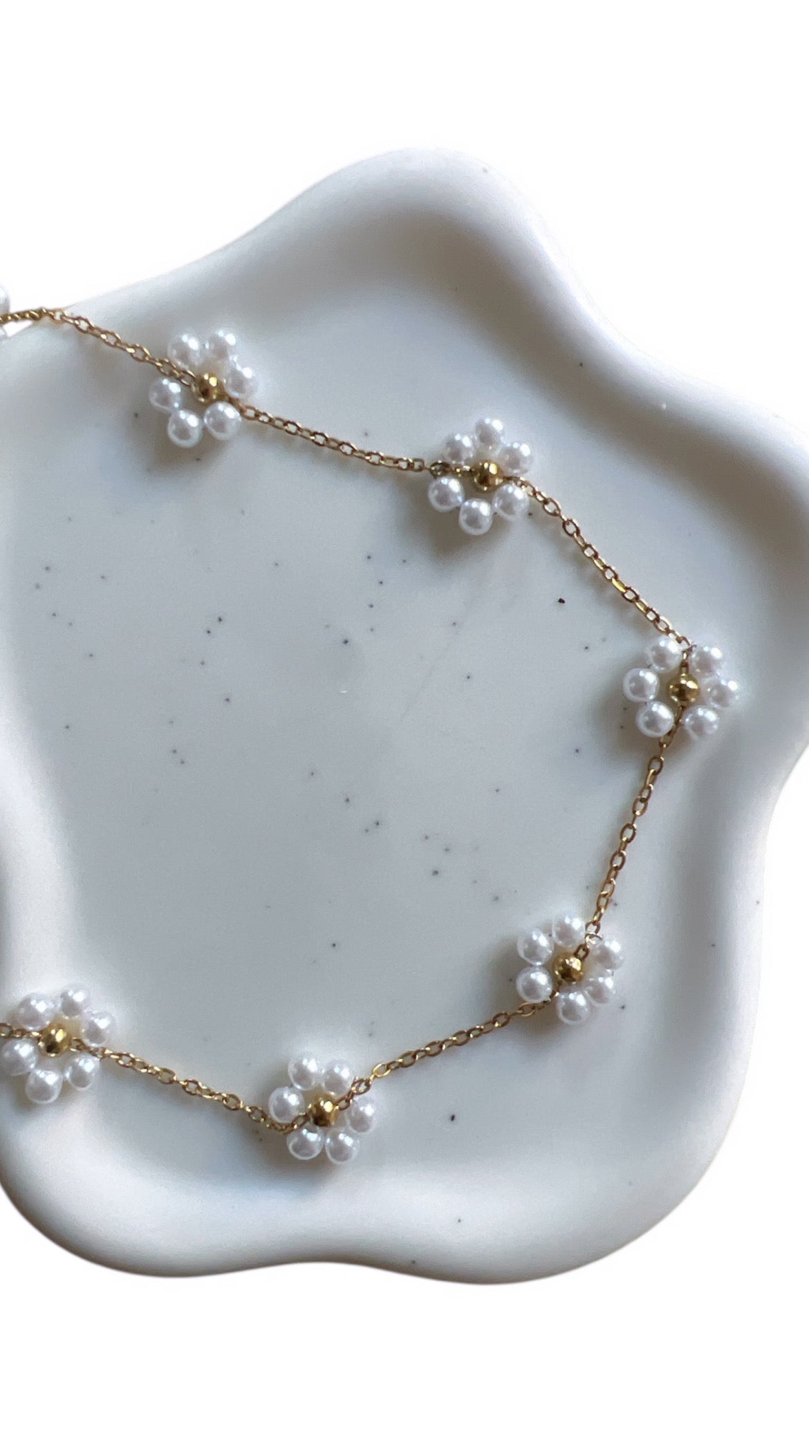Scopri la Collana Flower in acciaio inox, Made in Italy. Un fiore brillante e resistente per un look romantico… ma con grinta. Se non è extra, non ci interessa.