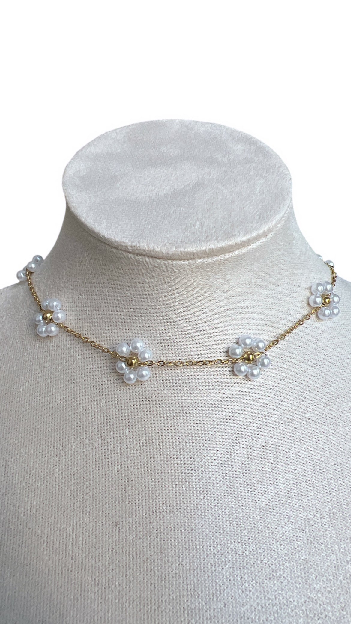 Scopri la Collana Flower in acciaio inox, Made in Italy. Un fiore brillante e resistente per un look romantico… ma con grinta. Se non è extra, non ci interessa.