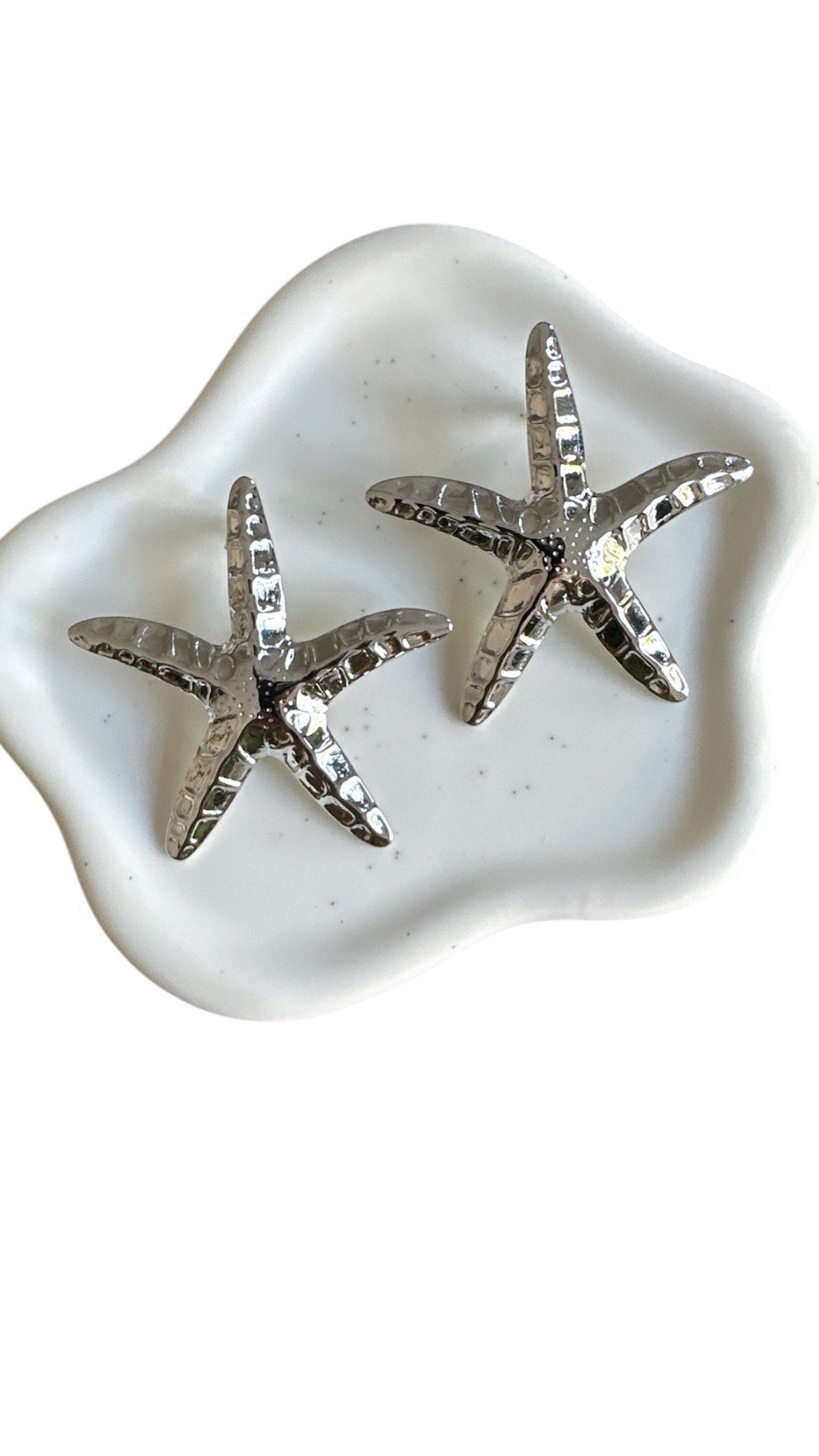 Scopri gli Orecchini Ariel in acciaio inox, Made in Italy. Glow marino e personalità bold per chi ama farsi notare. Se non è extra, non ci interessa.