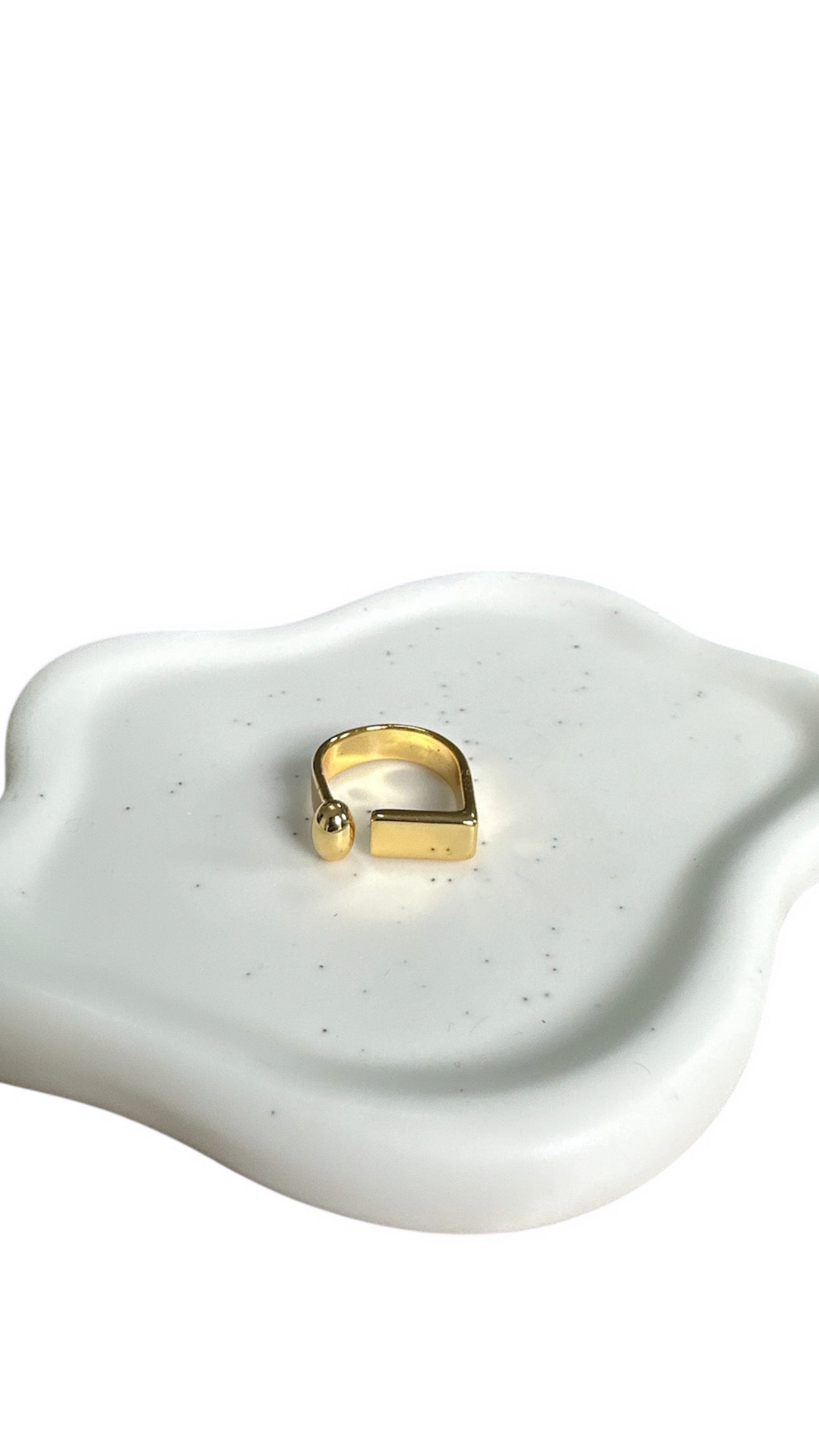 Scopri l'anello Strange in acciaio inox: design fuori dagli schemi per chi vuole un gioiello bold e originale. Made in Italy, stile TRINTA