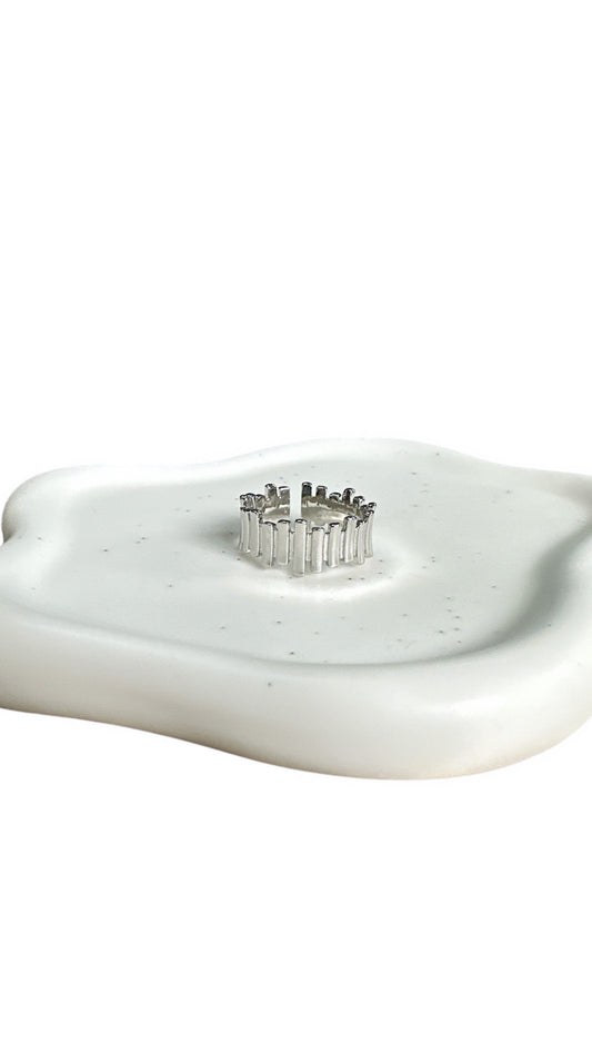 Scopri l'anello Trunk: audace e sinuoso in acciaio inox. Perfetto per un look con carattere, resistente e ultra trendy