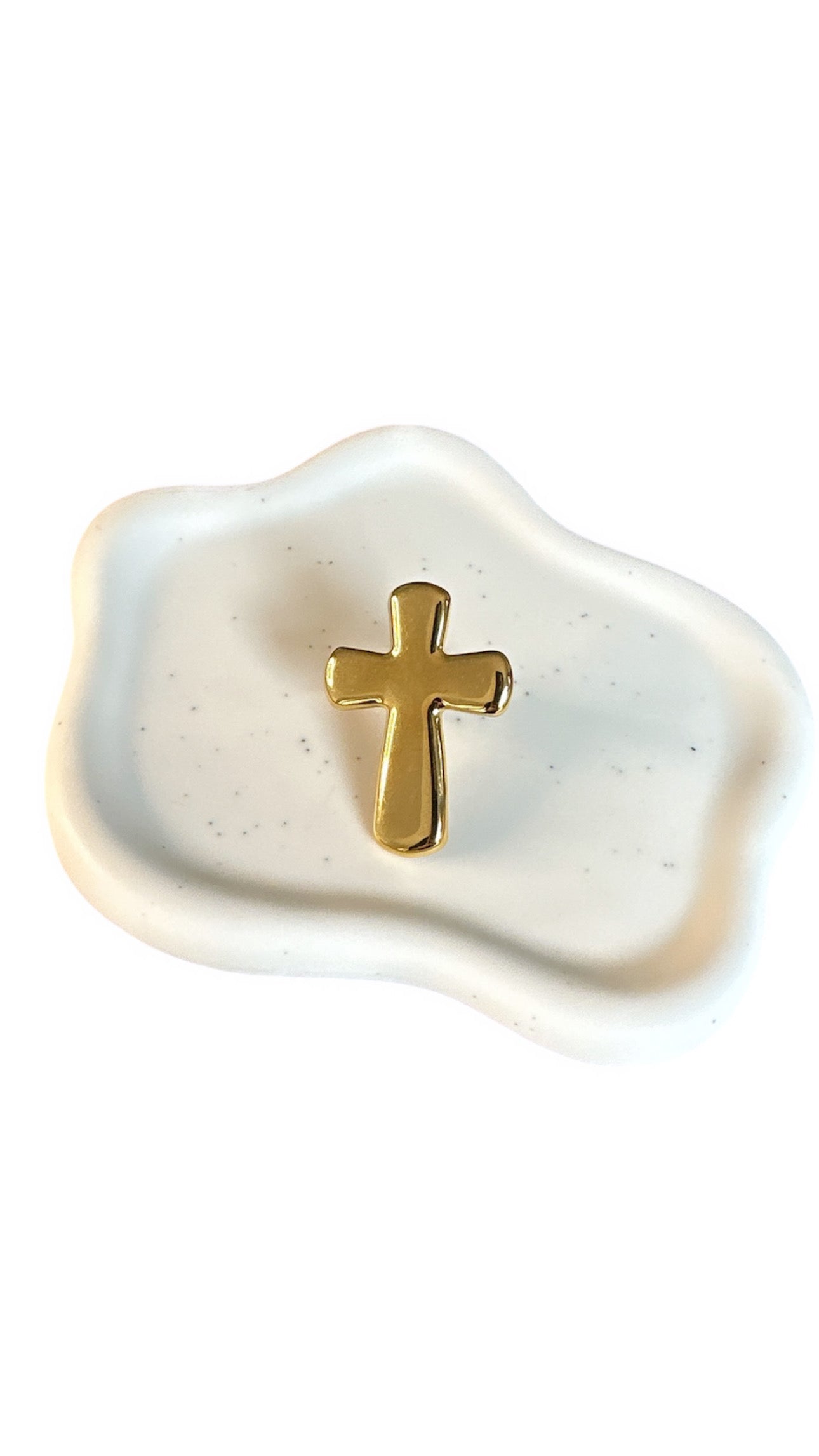 Scopri Holy Chic Ring: anello con croce in acciaio inox dorato, regolabile e waterproof. Stile minimal con un tocco mistico. Unisex e super versatile
