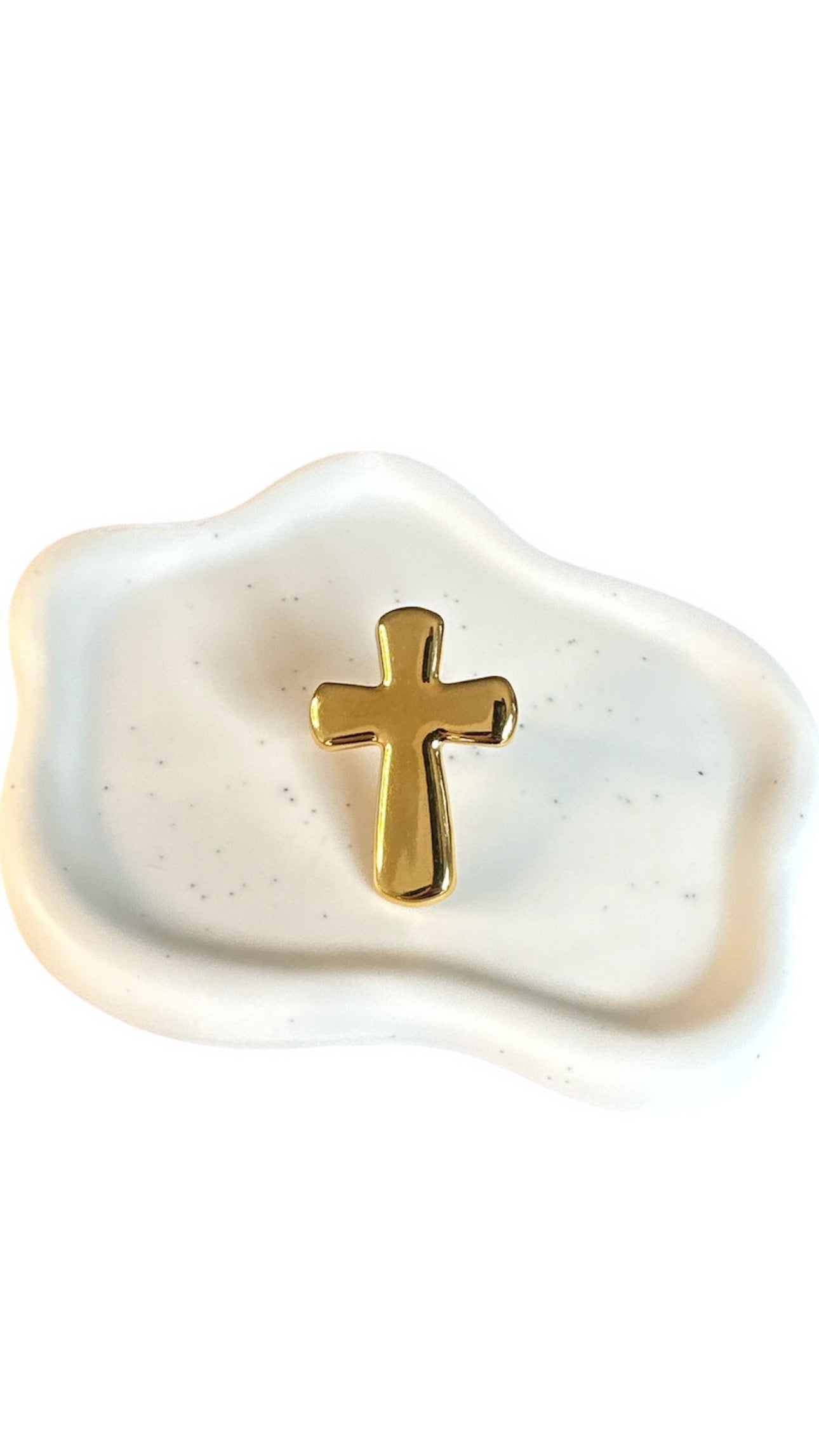 Scopri Holy Chic Ring: anello con croce in acciaio inox dorato, regolabile e waterproof. Stile minimal con un tocco mistico. Unisex e super versatile