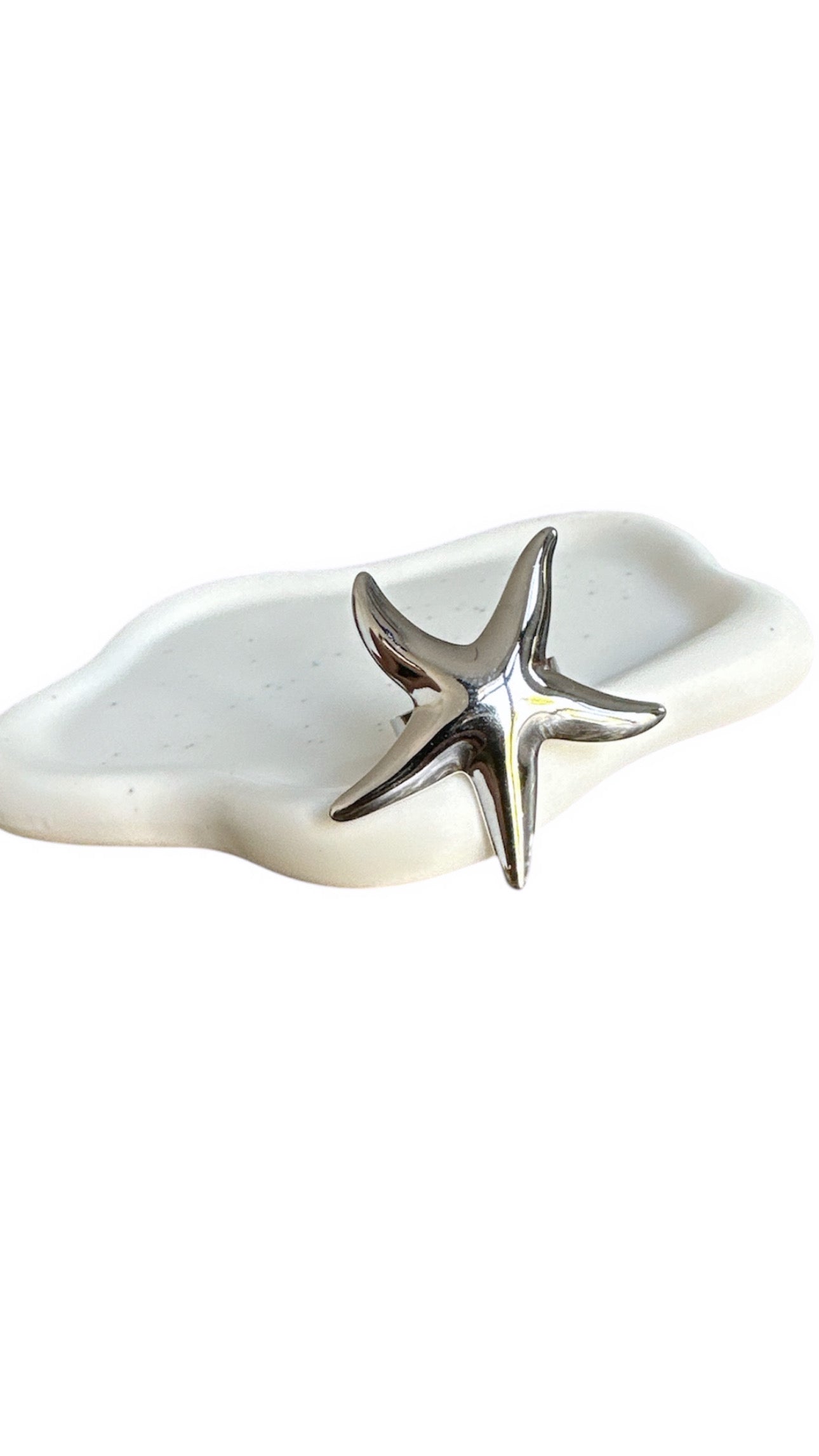 Scopri l'anello Star di TRINTA: acciaio inox, riflessi brillanti e stile deciso. Made in Italy, per chi non vuole passare inosservata
