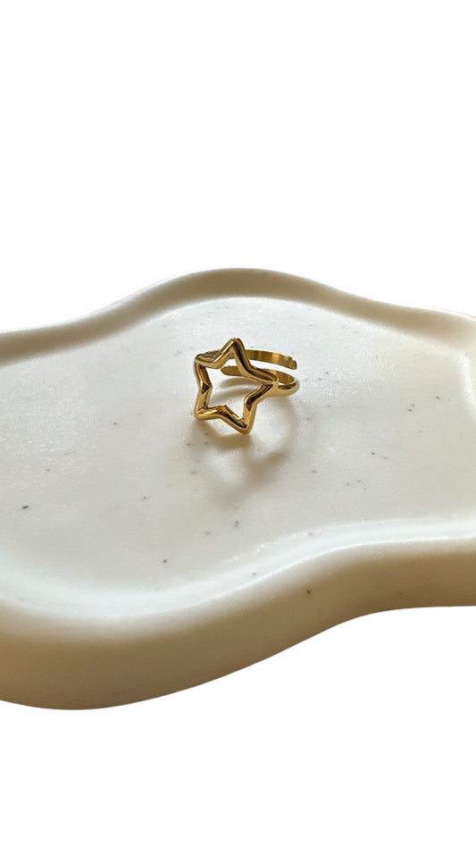 Anello Stella in acciaio inox: design a forma di stella traforata, ultra-lucido e pronto a brillare. Fatto in Italia