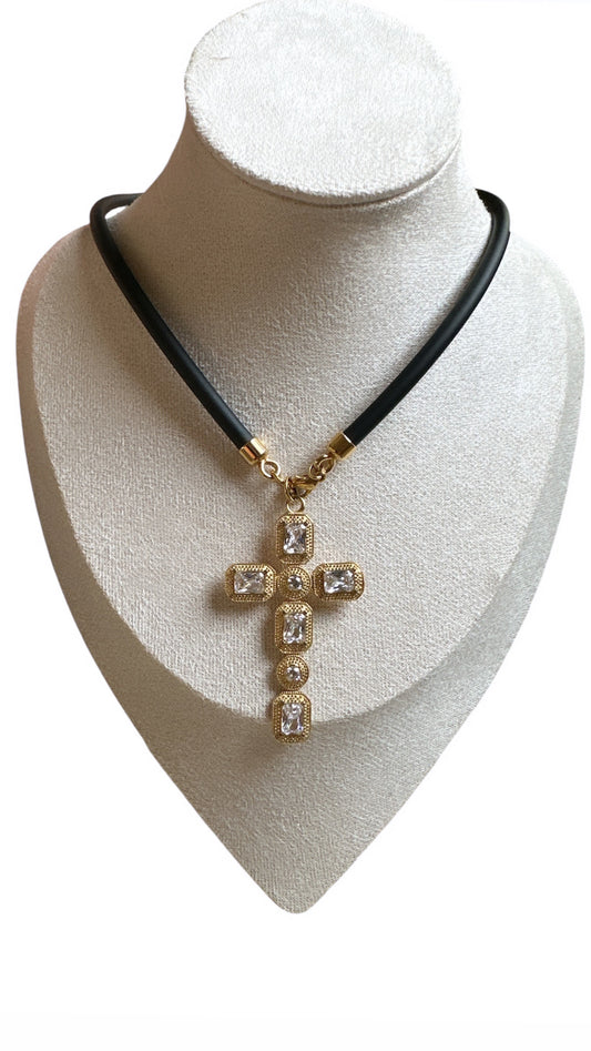 Scopri la Collana Lea in acciaio inox, Made in Italy. Un gioiello minimal ma bold, perfetto da sola o in layering. Se non è extra, non ci interessa.