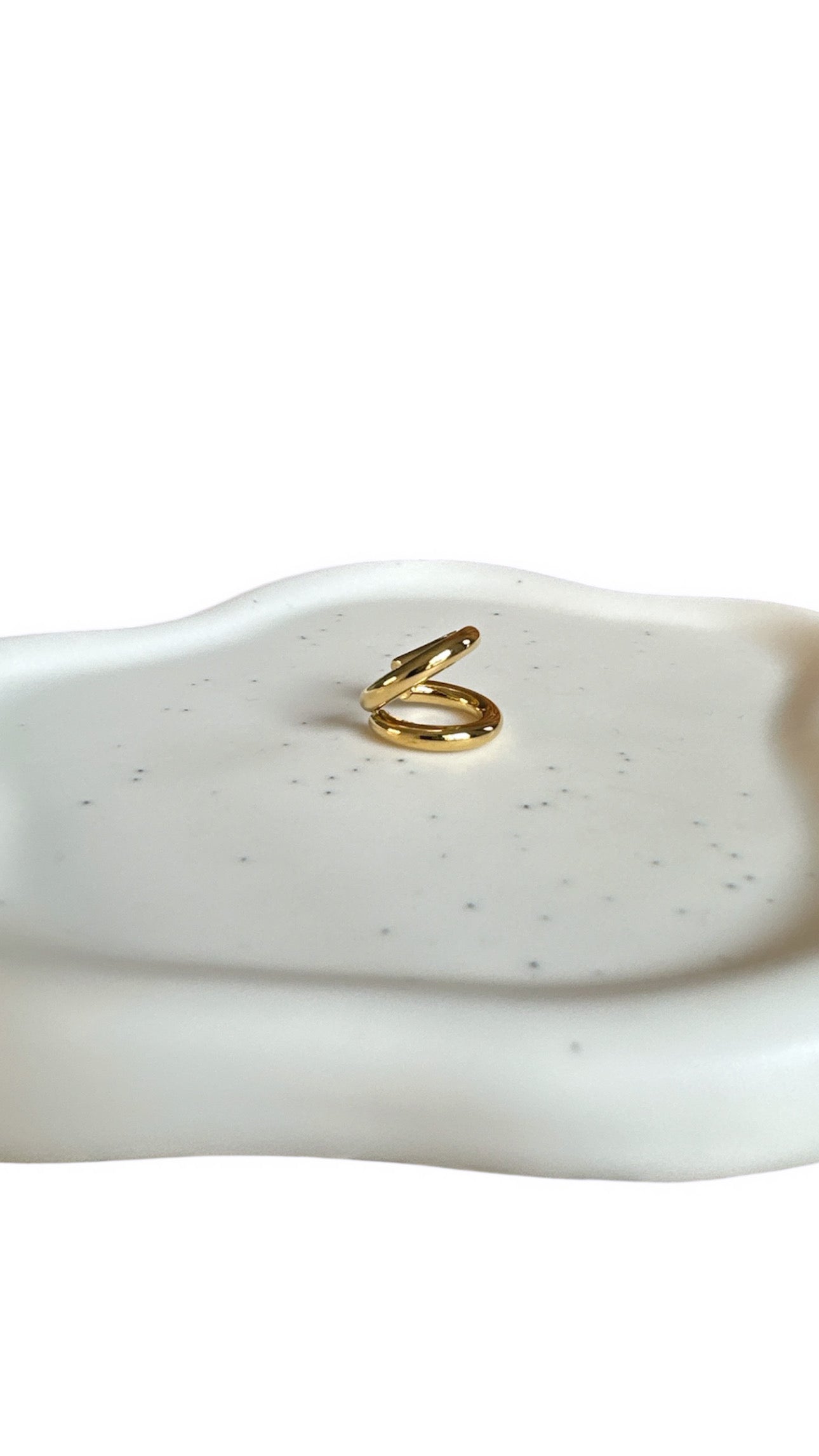 Scopri l’earcuff double in acciaio inox, Made in Italy. Un dettaglio audace e versatile per il tuo stile. Se non è extra, non ci interessa