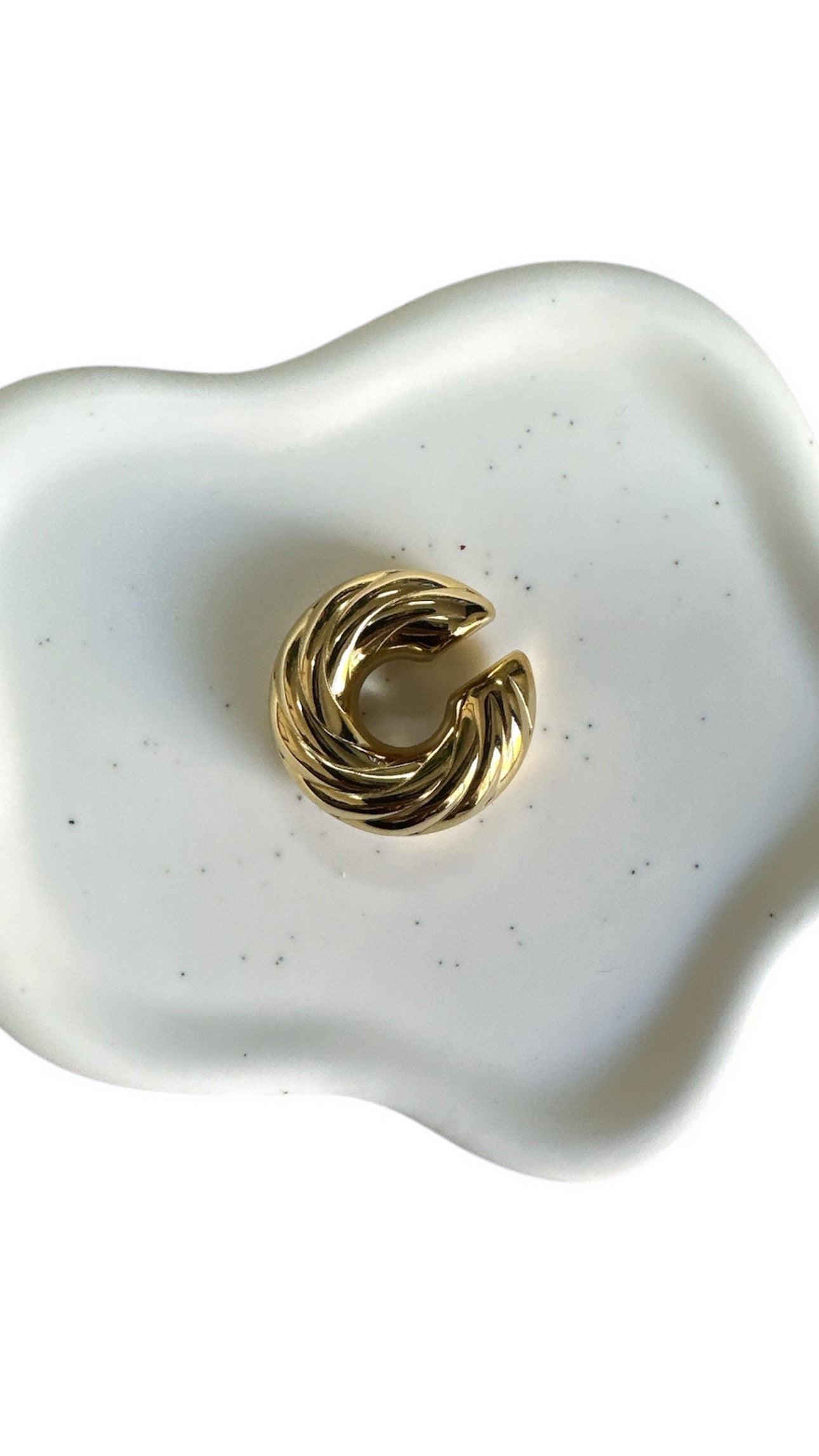 Scopri VINTAGE VIBES, l'earcuff in acciaio inox dal look retrò e deciso. Nessun buco, solo stile. Disponibile oro, firmato TRINTA JEWELS