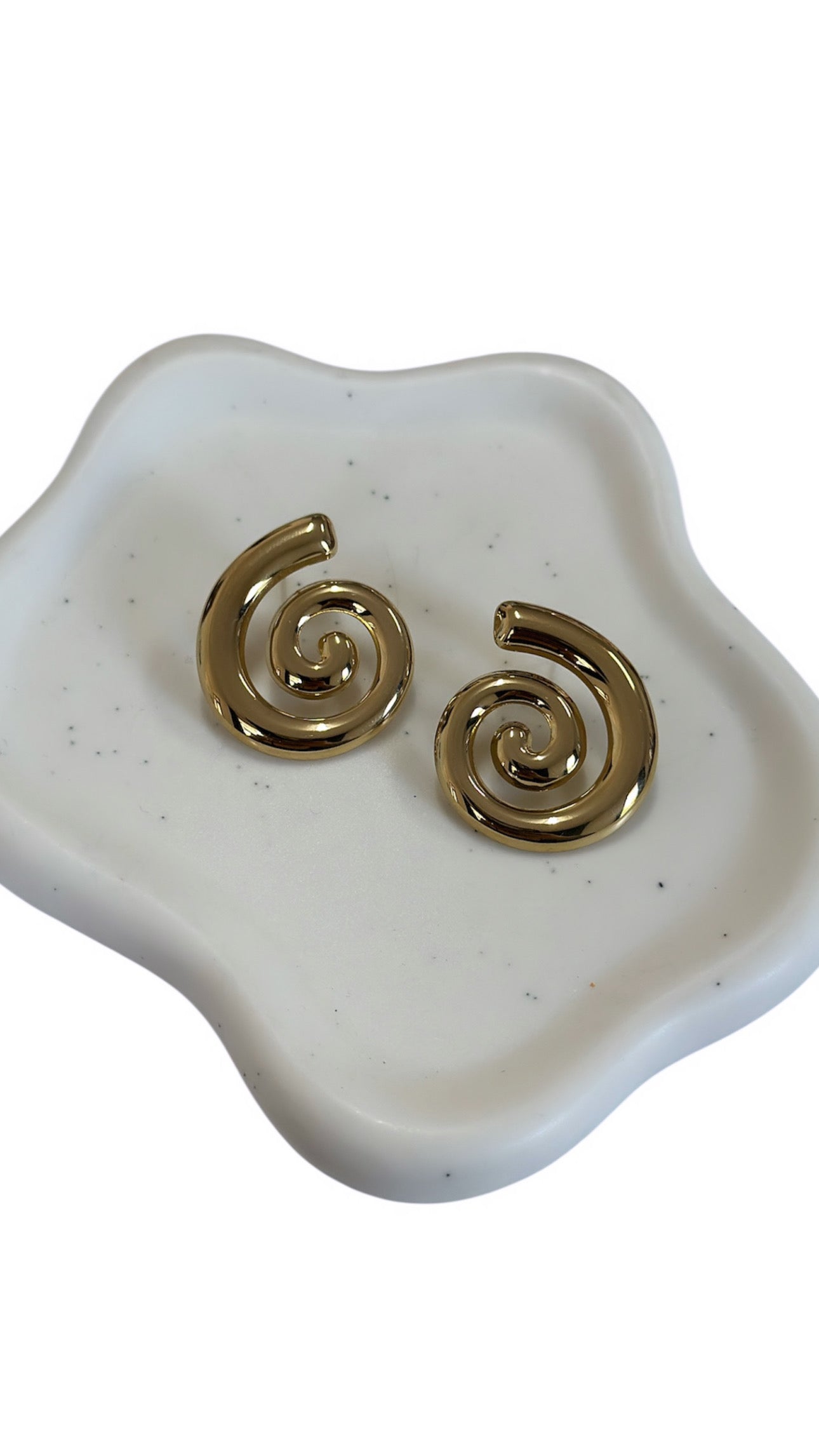 Scopri gli orecchini Oriana: spirali in acciaio inox che fanno girare la testa. Design bold, materiali top e zero compromessi. Solo su Trinta Jewels