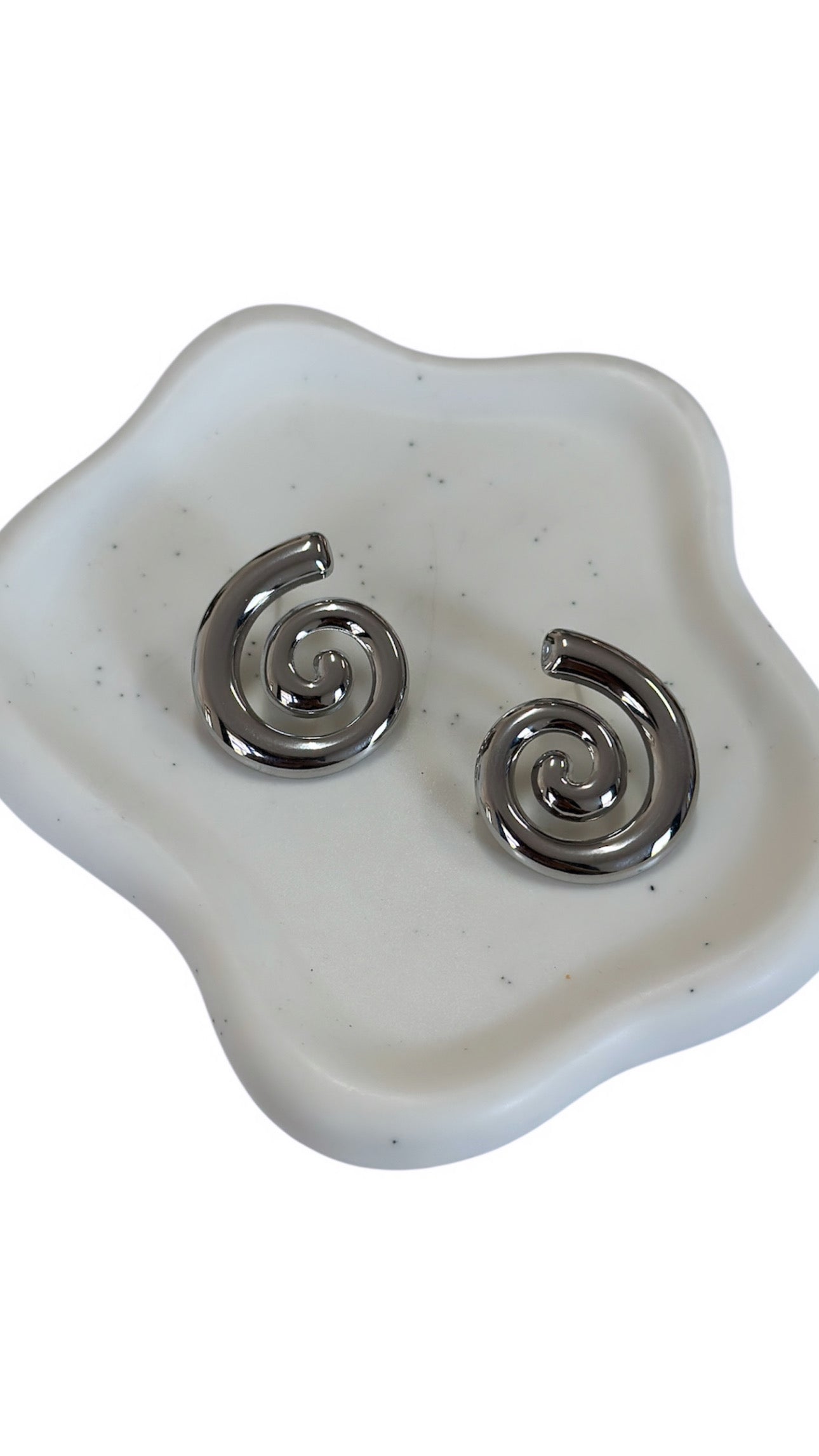 Scopri gli orecchini Oriana: spirali in acciaio inox che fanno girare la testa. Design bold, materiali top e zero compromessi. Solo su Trinta Jewels