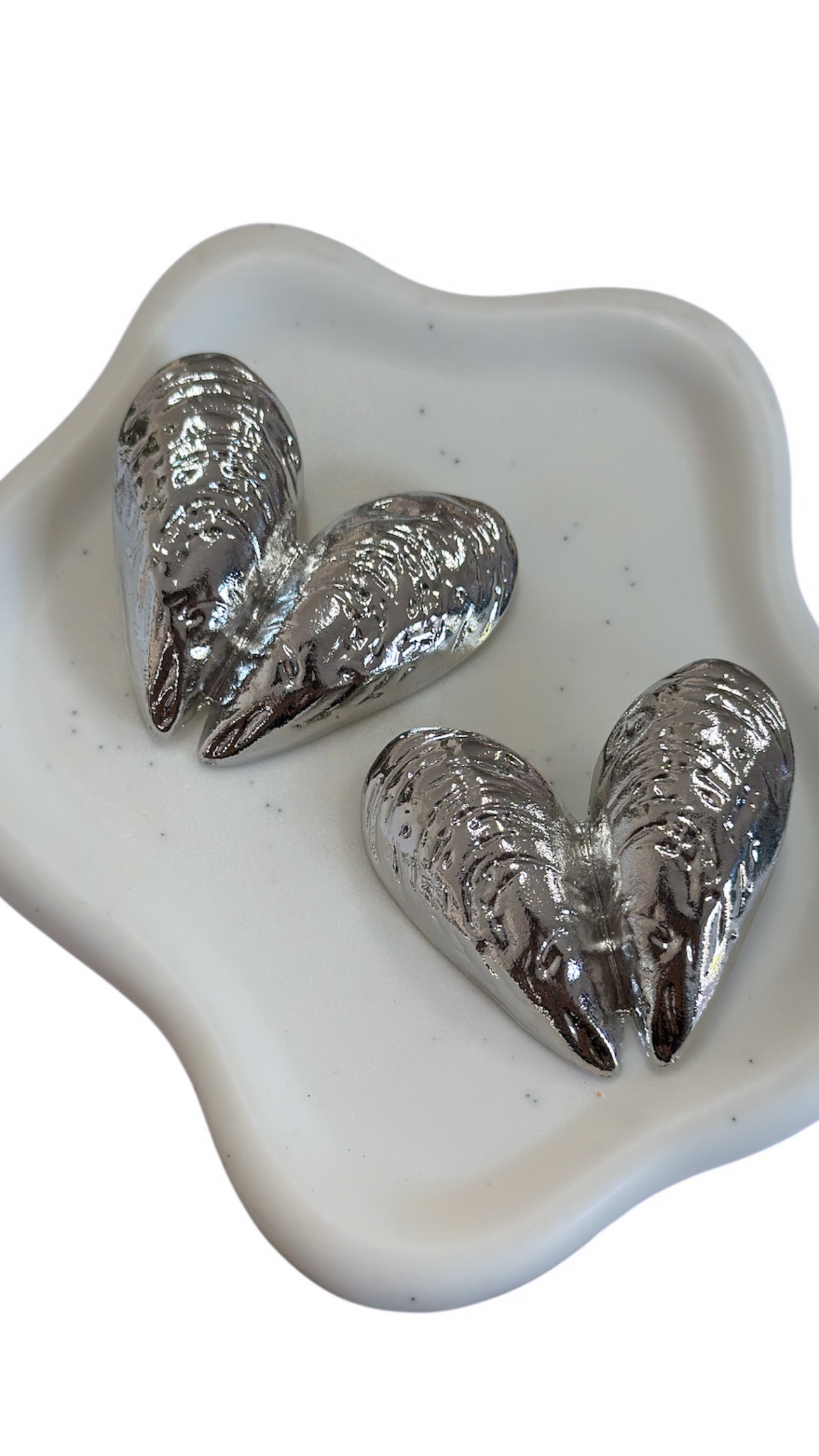 Scopri gli orecchini Zelia: in ottone lucido e design bold, sono il tocco marino ( e fashion) che mancava. Solo su Trinta Jewels