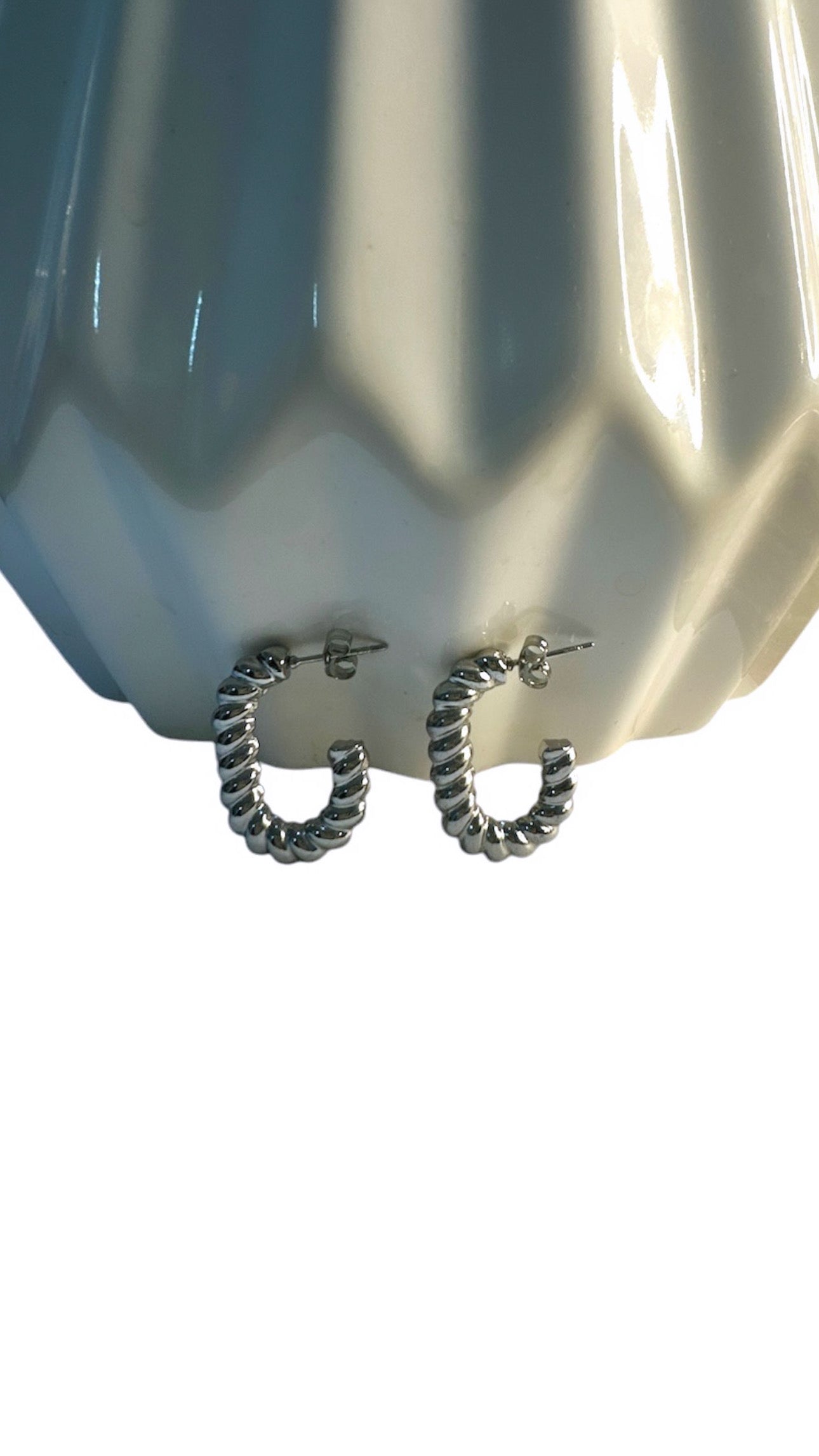 Scopri gli orecchini Croissant in acciaio inox, Made in Italy. Un dettaglio dolce ma deciso, perfetto per farsi notare. Se non è extra, non ci interessa.