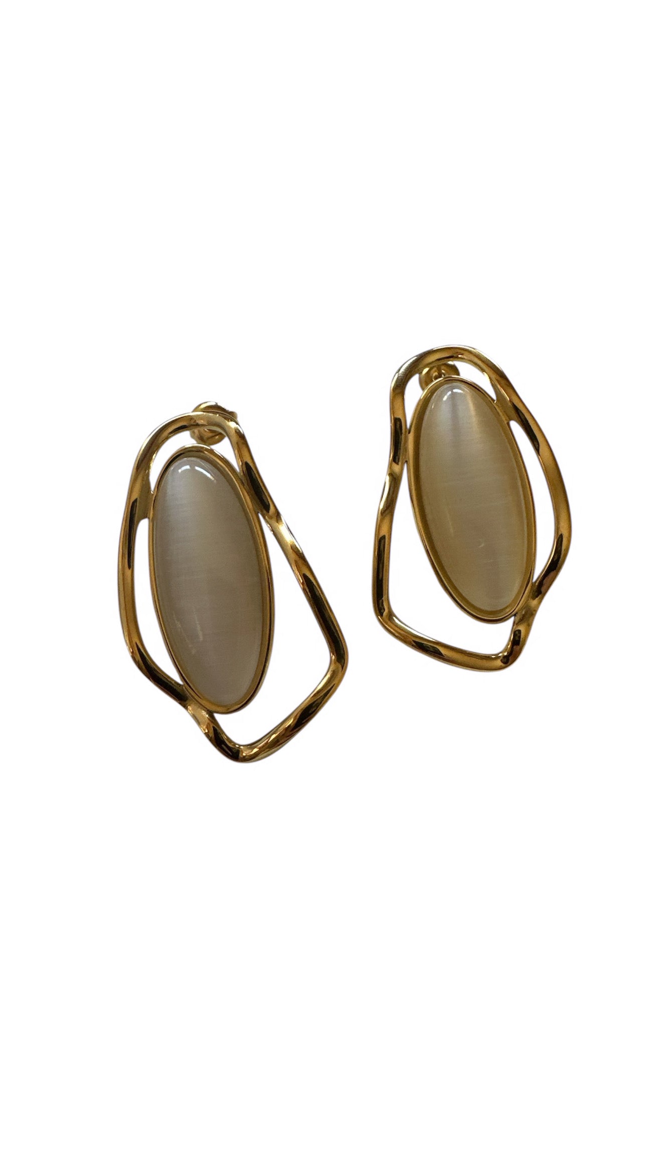 Scopri gli orecchini Dafne in acciaio inox 316L, leggeri e resistenti. Design minimalista e geometrico, perfetti per un look moderno e audace. Made in Italy