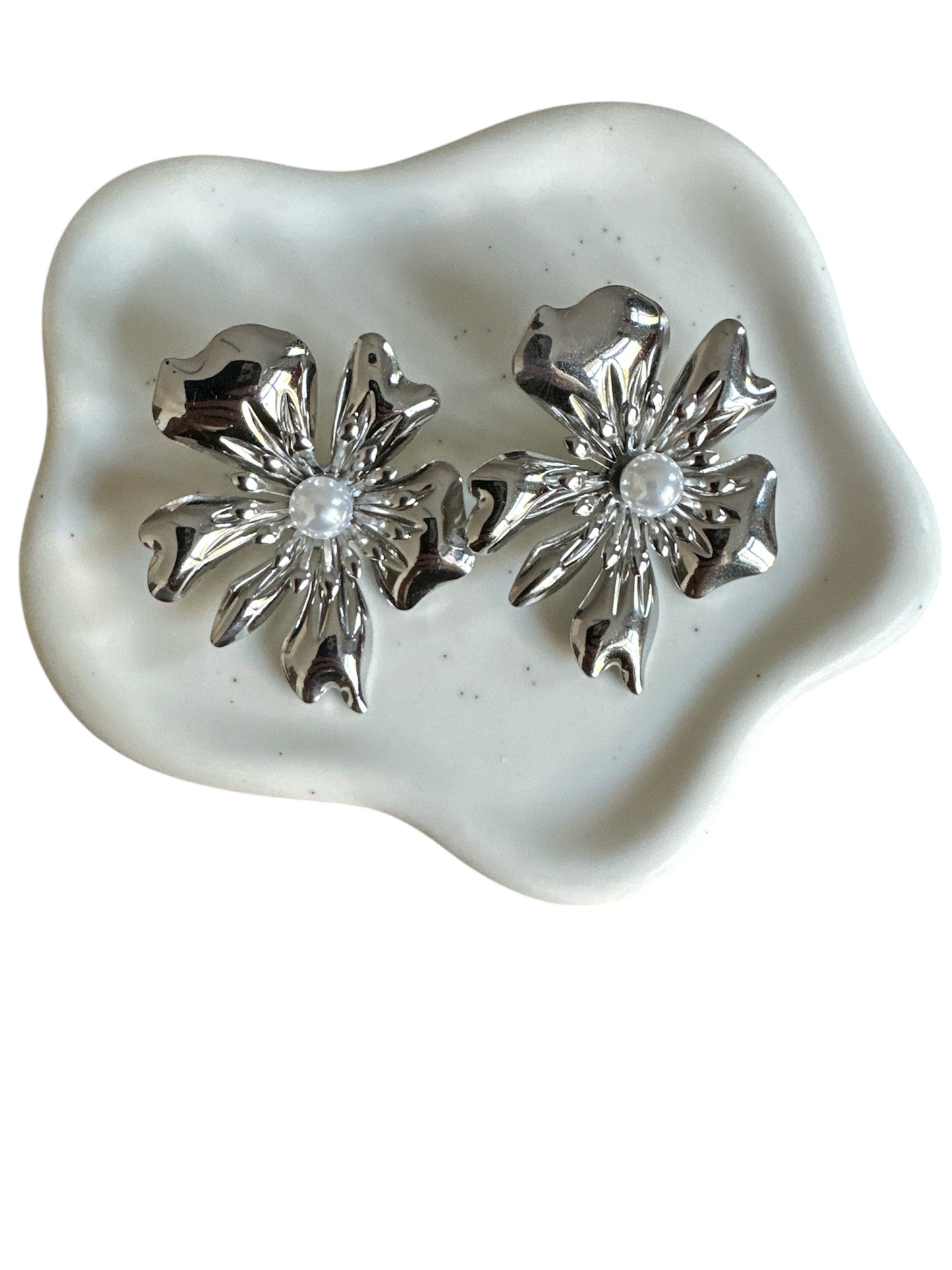 Scopri gli Orecchini Flower in acciaio inox, Made in Italy. Un tocco floreale deciso, brillante e irresistibile. Se non è extra, non ci interessa. 