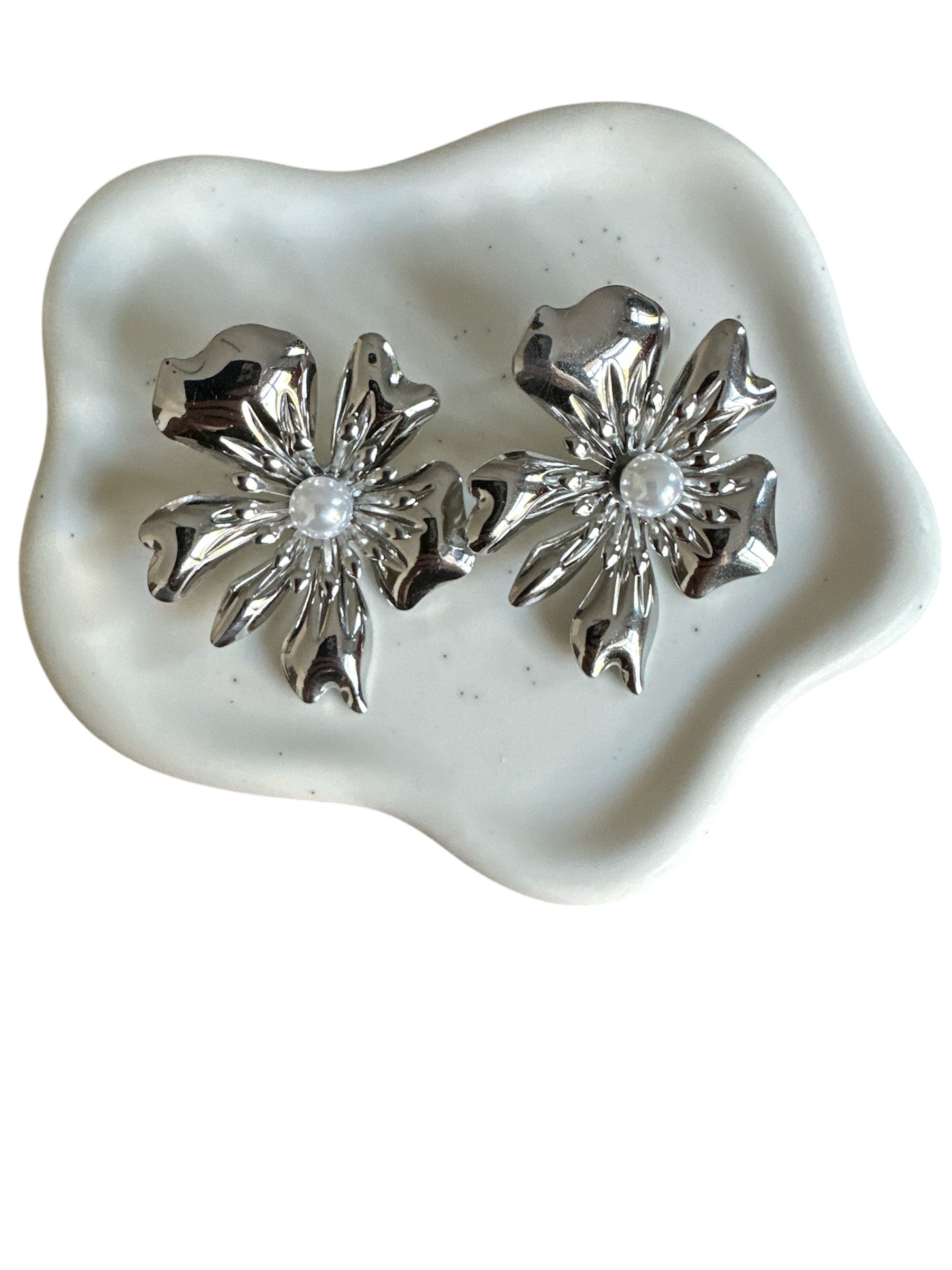 Scopri gli Orecchini Flower in acciaio inox, Made in Italy. Un tocco floreale deciso, brillante e irresistibile. Se non è extra, non ci interessa. 