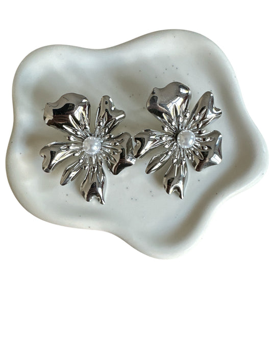 Scopri gli Orecchini Flower in acciaio inox, Made in Italy. Un tocco floreale deciso, brillante e irresistibile. Se non è extra, non ci interessa. 