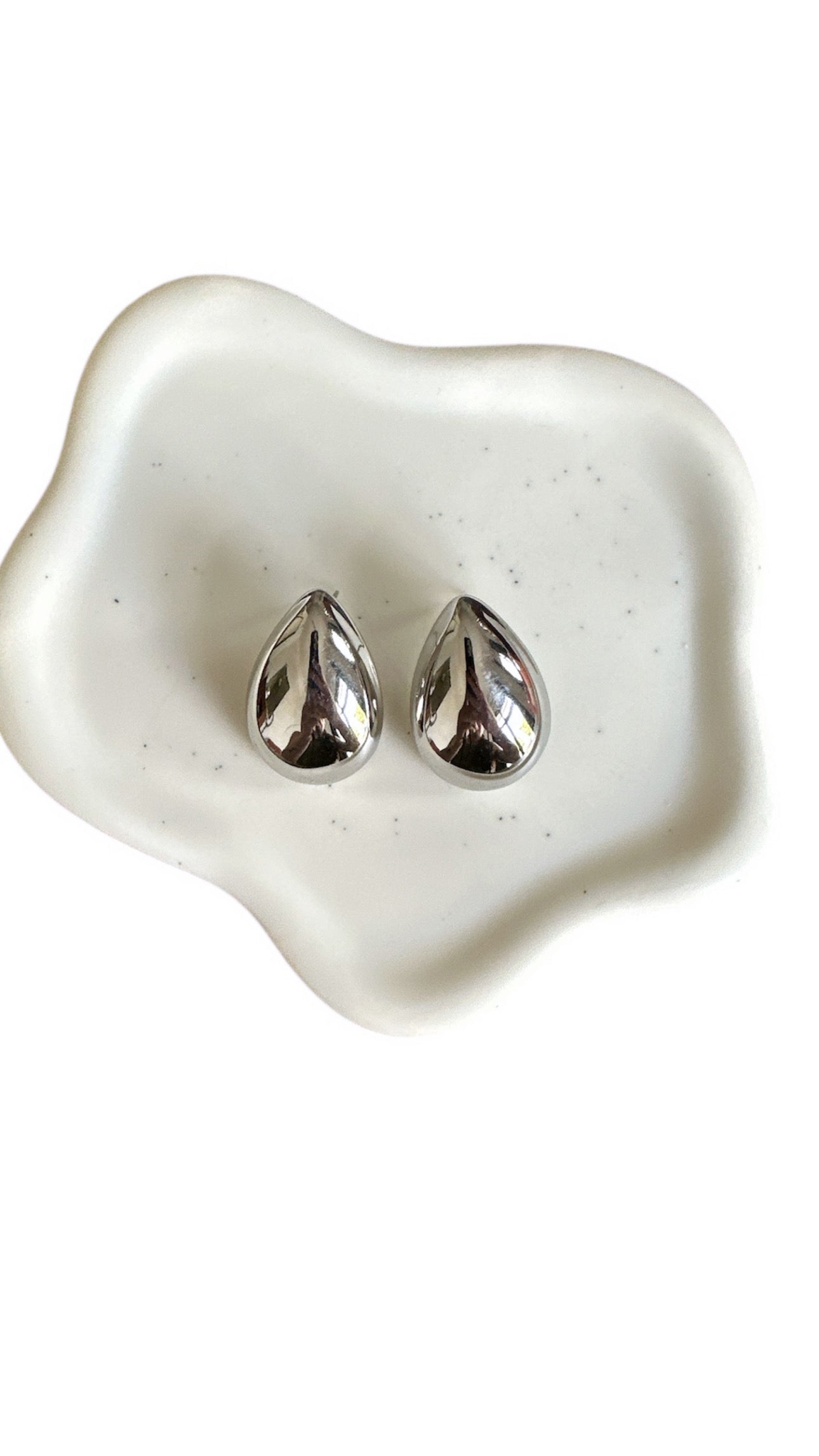 Scopri gli Orecchini Goccia Piatta in acciaio inox, Made in Italy. Minimal sì, ma con un tocco TRINTA: lucidi, decisi e mai noiosi. Se non è extra, non ci interessa.