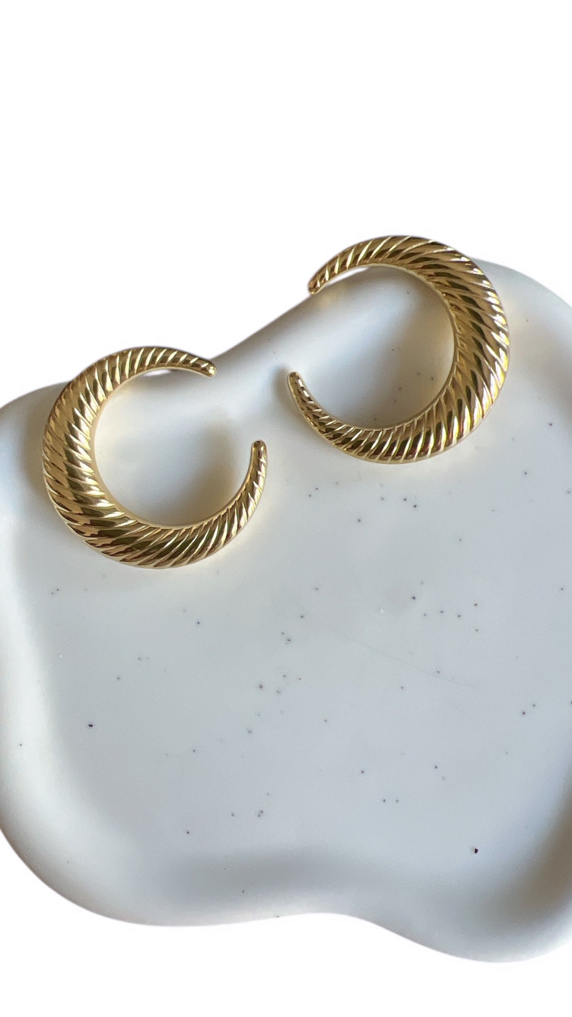 Scopri gli Orecchini Half Moon in acciaio inox, Made in Italy. Mezzi cerchi, massimo effetto: eleganza e carattere in un solo gioiello. Se non è extra, non ci interessa.