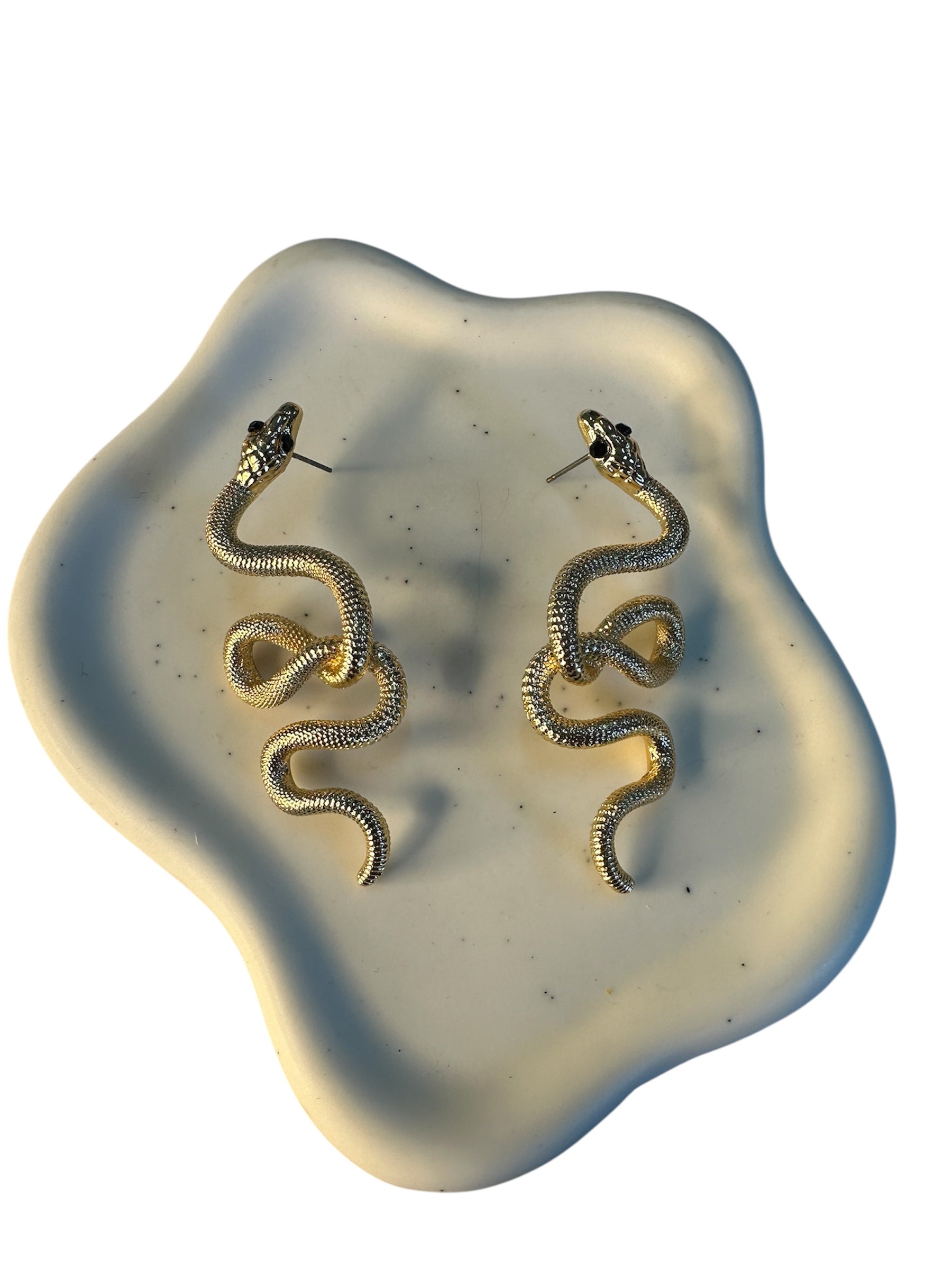 Scopri gli orecchini Serpent di Trinta Jewels: design audace e serpentino in ottone resistente. Il gioiello perfetto per uno stile unico e grintoso